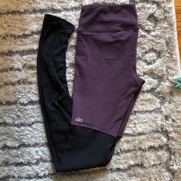 Alo Yoga Goddess Leggings in Eggplant and Black - Picture 4 of 6